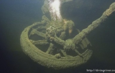 Запорожский дайвер нашел на дне Днепра загадочный военный груз