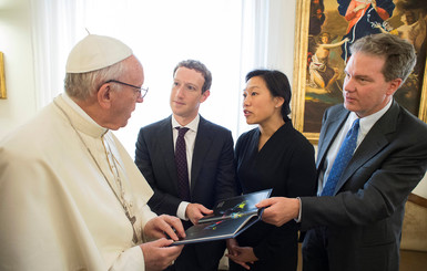 Папа Римский и Марк Цукерберг подумали, как бороться с бедностью с помощью соцсетей