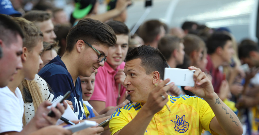 На открытой тренировке футболисты сборной Украины пообщались со своими болельщиками