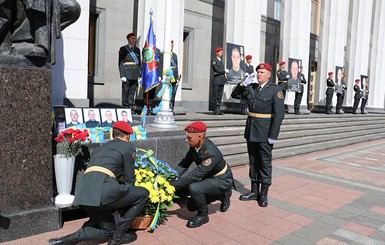 К месту гибели гвардейцев под Верховной Радой возложили цветы