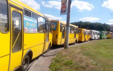 Во Львове водители маршруток объявили забастовку