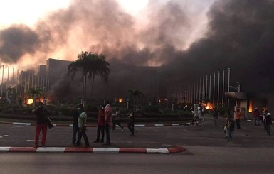 Беспорядки в Габоне: протестующие против президента подожгли парламент