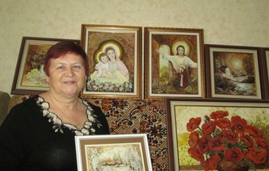 Волынская учительница создает картины из цветов