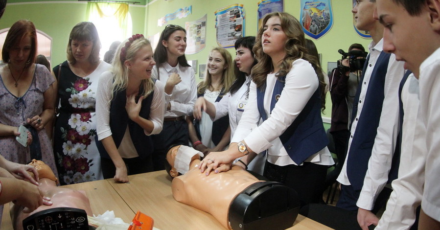 На перовом уроке в Днепре детям показали, как оказывать медицинскую помощь
