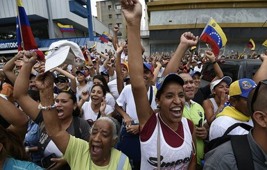 В Венесуэле тысячи людей требуют отставки президента Мадуро