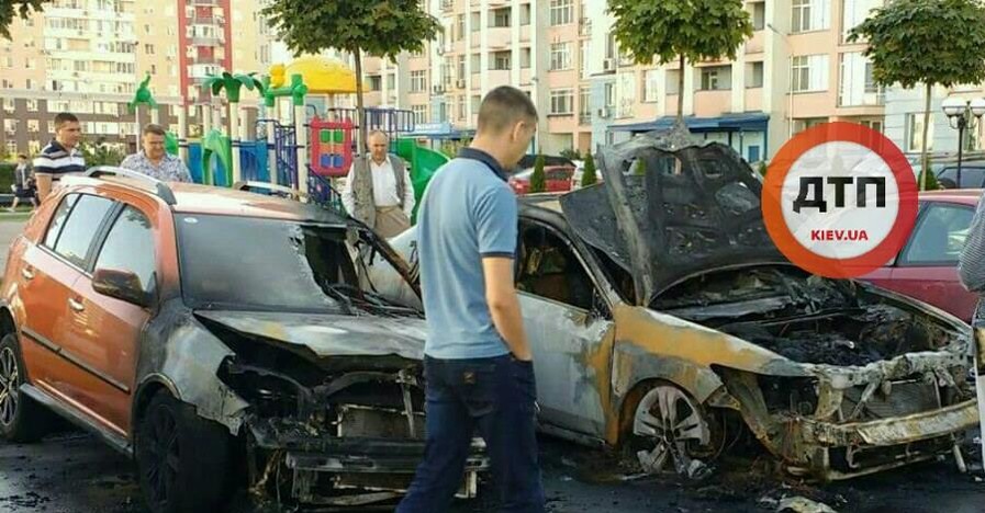 В Киеве ночью подожгли два автомобиля