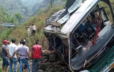В Боливии с обрыва упал автобус, погибли 11 человек