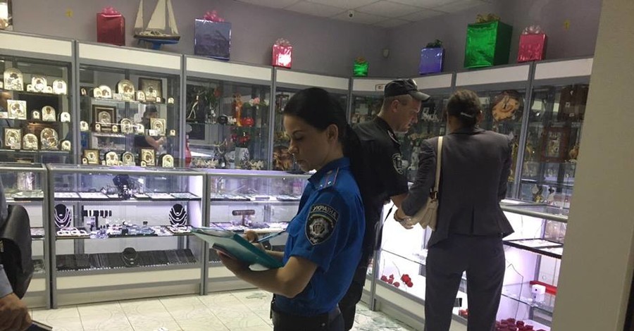 В Киеве двое в масках напали на охранника и ограбили ювелирный магазин