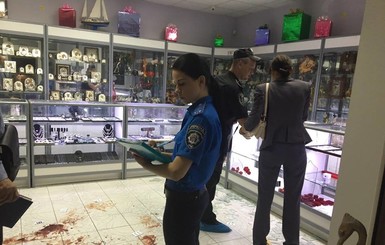 В Киеве двое в масках напали на охранника и ограбили ювелирный магазин