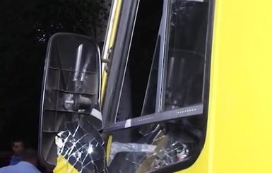 В Днепре водитель внедорожника напал с битой на маршрутку