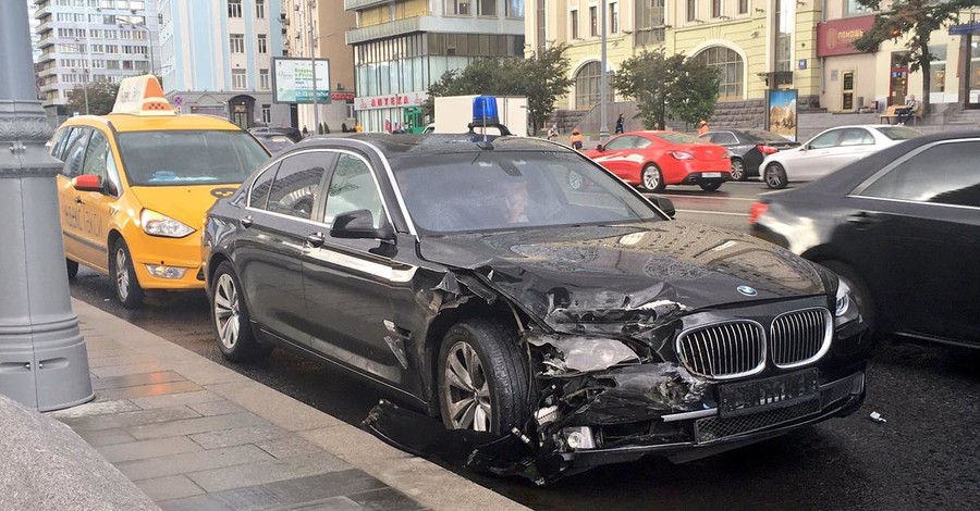 В Москве попала в аварию машина помощника Путина Владислава Суркова