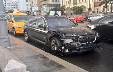 В Москве попала в аварию машина помощника Путина Владислава Суркова