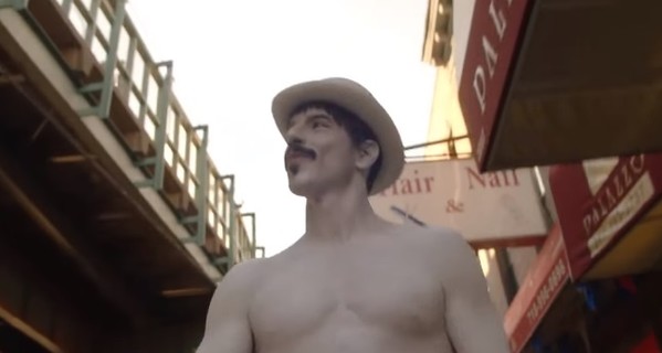В новом клипе Red Hot Chili Peppers вокалист снялся голышом