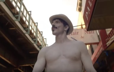 В новом клипе Red Hot Chili Peppers вокалист снялся голышом