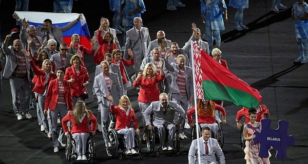Международный паралимпийский комитет отозвал аккредитацию белоруса, который нес флаг России на открытии Игр