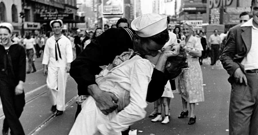 Фото поцелуй смерти 1988 история