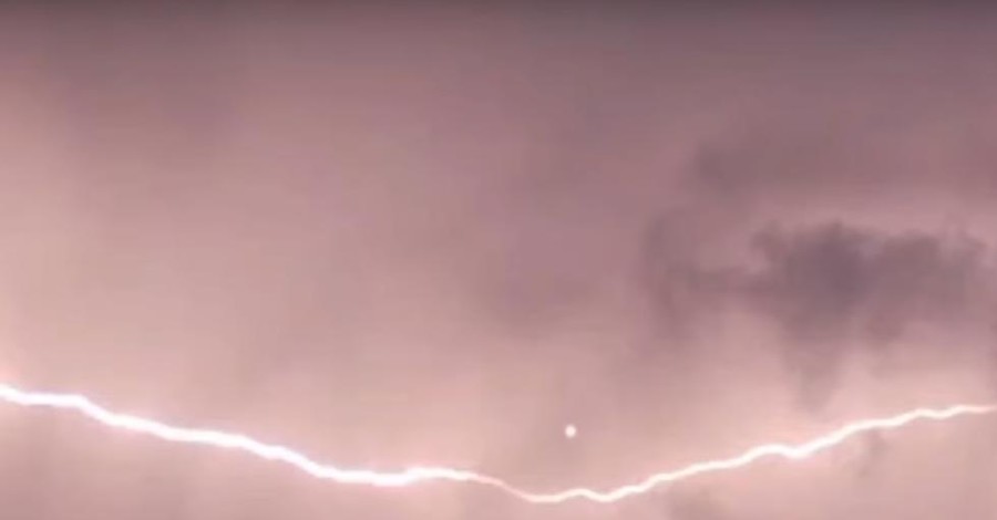 На Корсике сняли на видео попадание молний в НЛО