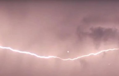 На Корсике сняли на видео попадание молний в НЛО
