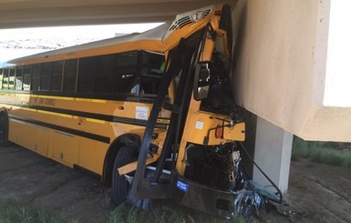 В Денвере школьный автобус с детьми попал в ДТП