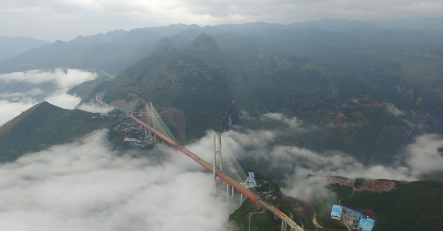 В Китае завершили строительство самого высокого моста в мире