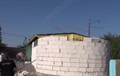 На Киевщине местные жители разрушили строящийся храм УПЦ МП