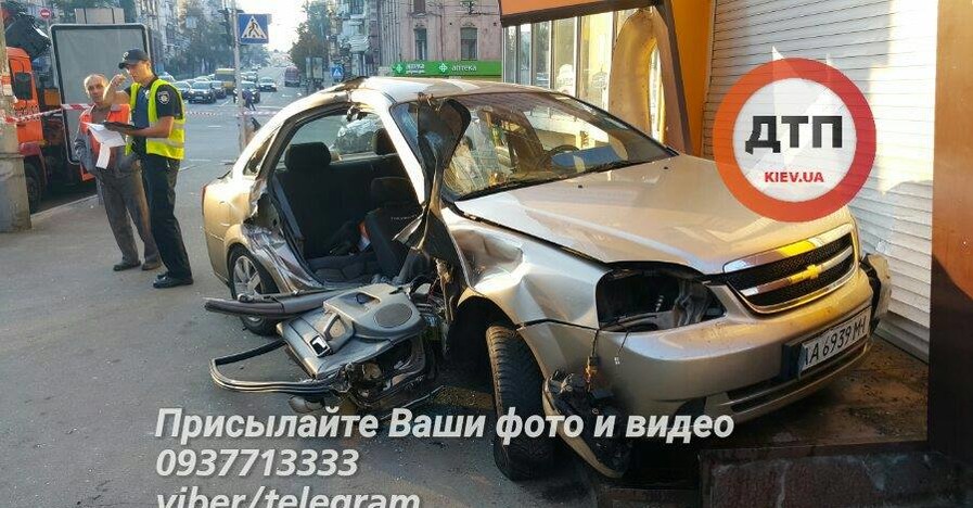 В Киеве полицейские разбили дорогую иномарку 