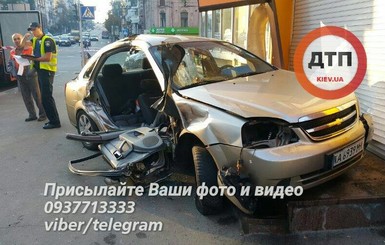 В Киеве полицейские разбили дорогую иномарку 