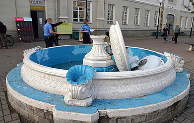 Под Сумами парень сломал городской фонтан, делая селфи
