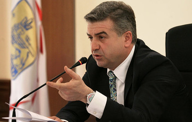 Премьером Армении официально стал бывший мэр Еревана