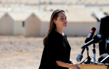Джоли обвинили в распущенности после выступления перед беженцами