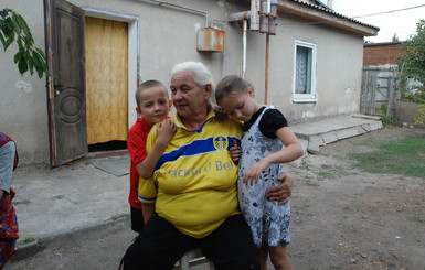 На окраине Запорожья бабушка с двумя внуками несколько месяцев живут в коммунальном аду