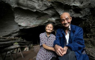 С милым рай и в пещере: Супруги из Китая прожили 54 года в каменном гроте