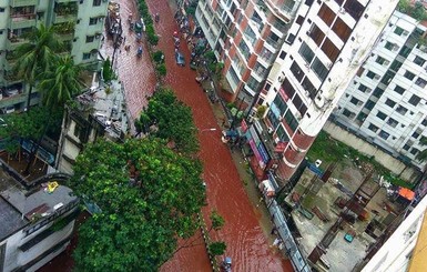 После праздника Курбан-байрам улицы столицы Бангладеша затопила вода с кровью