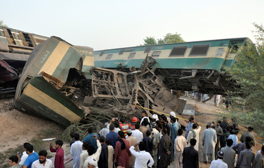 В Пакистане столкнулись два поезда