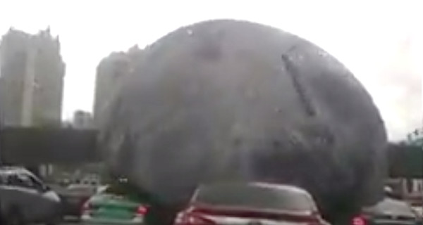 В Китае на дорогу выкатился огромный арт-объект