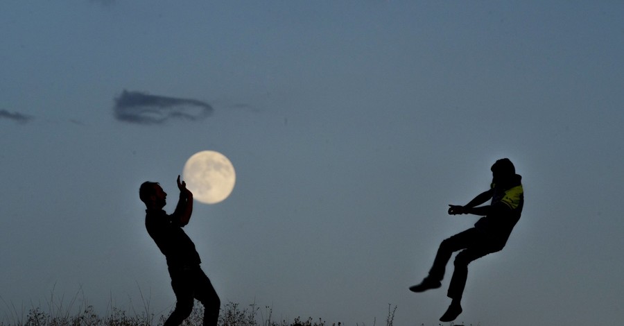 Сеть заполняют снимки людей, играющих с луной