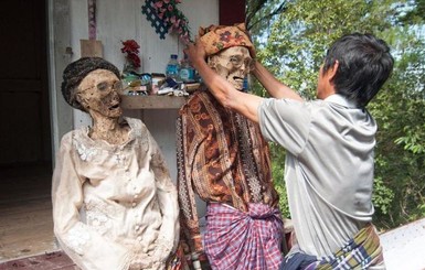 Жители индонезийского острова выкопали и принарядили трупы умерших людей