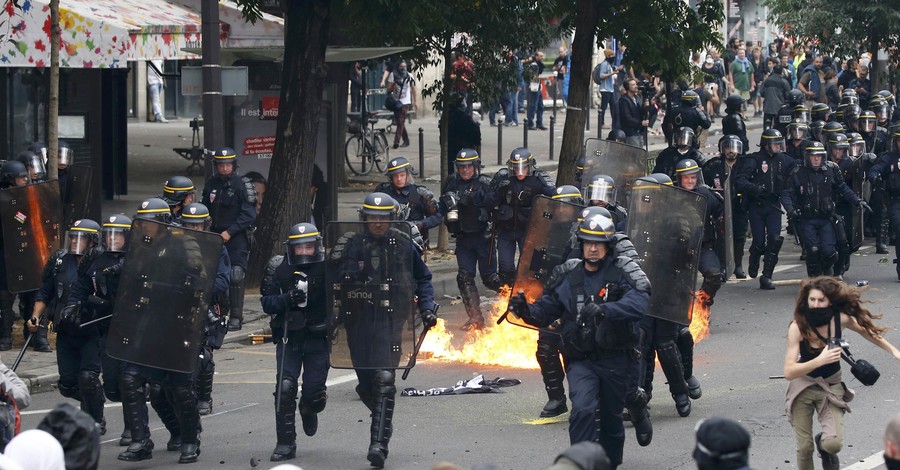 Во Франции волна протестов закончилась массовыми столкновениями