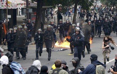 Во Франции волна протестов закончилась массовыми столкновениями