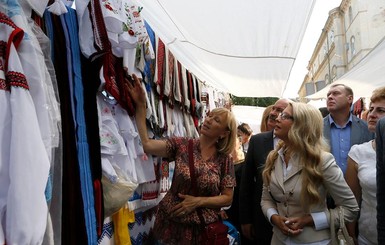 Тимошенко присмотрела внучке вышиванку 