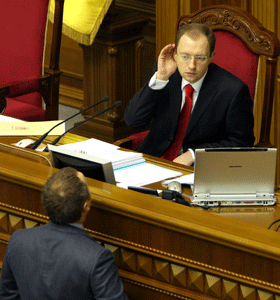 Оппозиция грозит Яценюку отставкой 