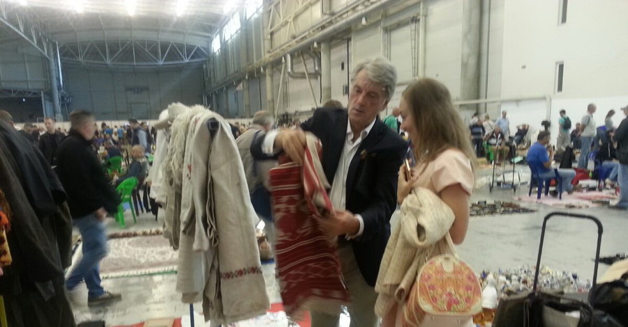 Ющенко купил на рынке рушник за 500 долларов