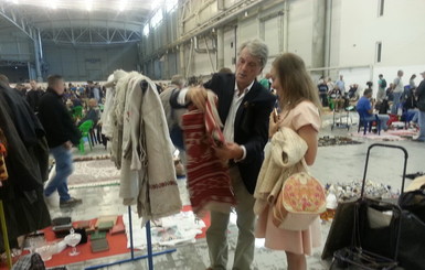 Ющенко купил на рынке рушник за 500 долларов