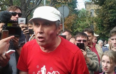 Под посольством РФ в Киеве побили еще одного мужчину
