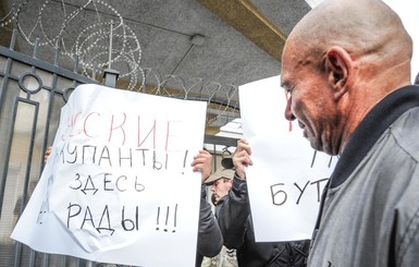Под российским консульством в Одессе полиция готовит огнетушители