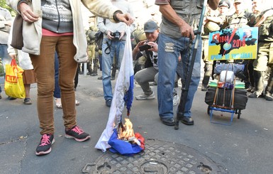 Под посольством РФ в Киеве сожгли российский флаг