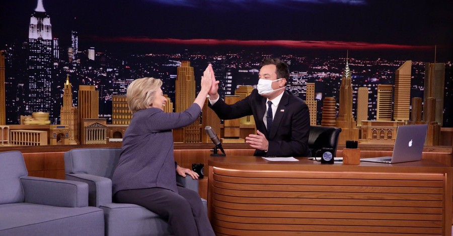 Ведущий надел медицинскую маску во время интервью с Клинтон