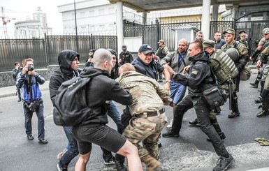 Под российским консульством в Одессе новые столкновения