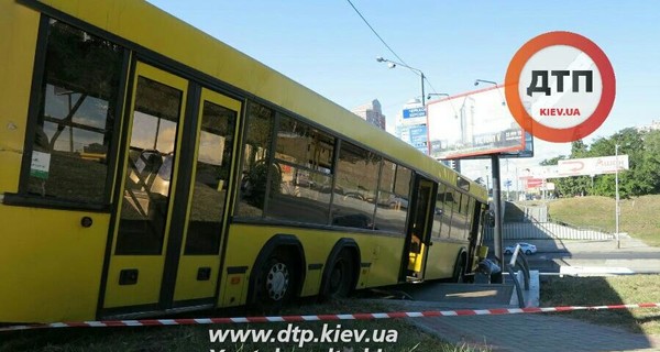 В Киеве водитель пассажирского автобуса потерял сознание за рулем