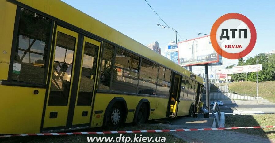 В Киеве водитель пассажирского автобуса потерял сознание за рулем